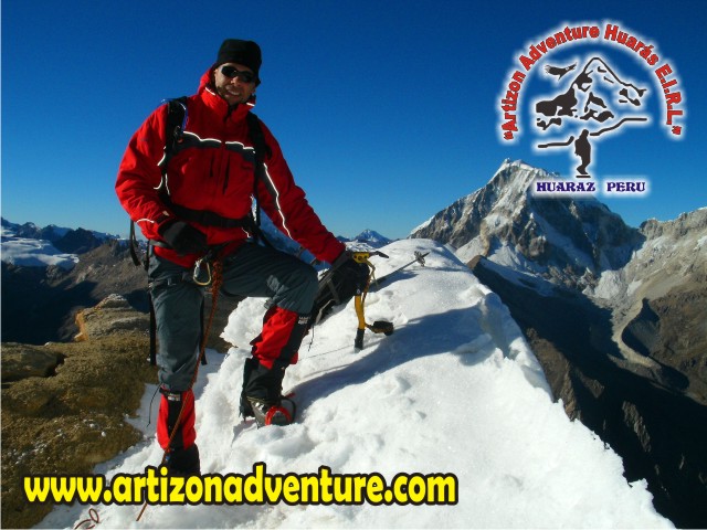 Gilmar Oliveira en la Cumbre del Nevado Urus Cordillera Blanca Climb